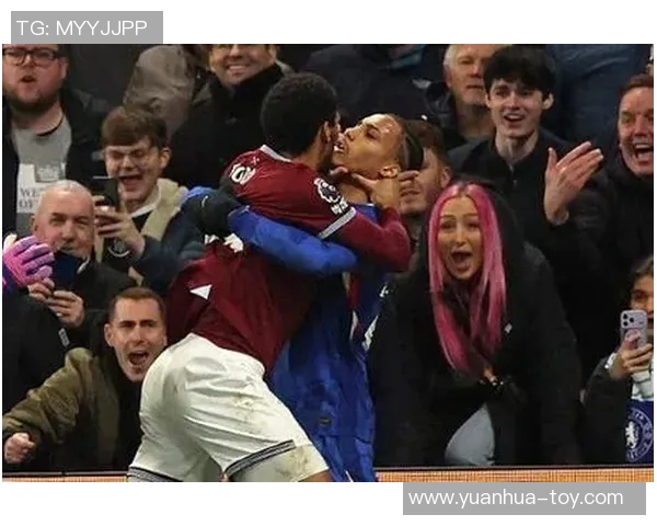 球员比赛中被红牌罚下，镜头捕捉愤怒瞬间